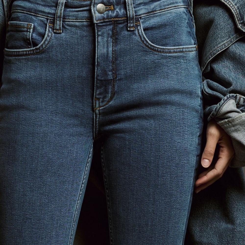 Yaya Mid-Rise Crop Flare Jeans by Pilcro for Anthropologie - Picture 4 of 5